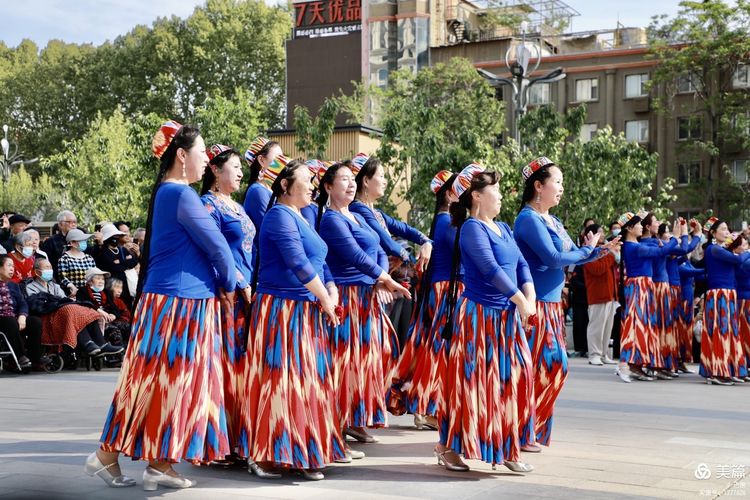 洛阳牡丹广场：*疆新**舞大联欢