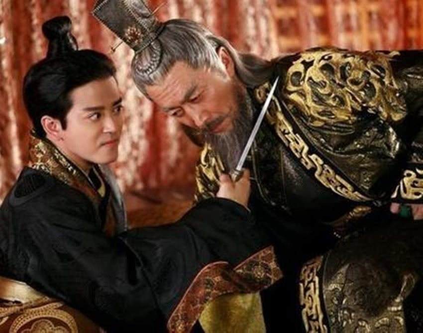 开始时朝野对他还是抱着很大的期望；可事实证明这货比刘子业还渣