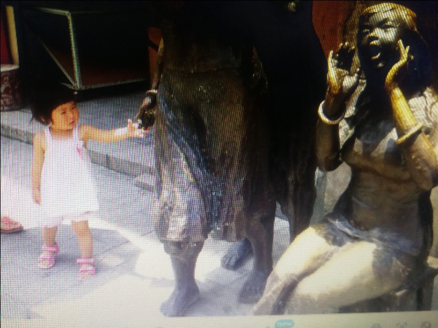 带着孙女去海边,奶奶带着小孙女在北海涠洲岛玩