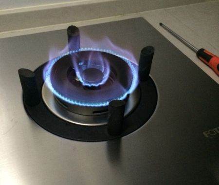 燃气灶老是噗噗的回火,燃气灶打不着火一根牙签就能解决