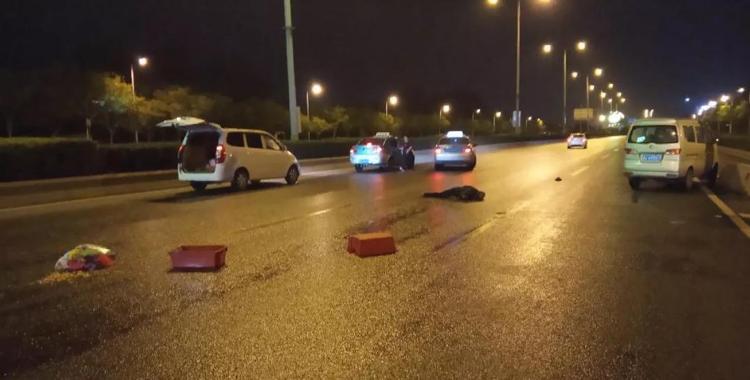 流浪汉在马路中间被撞是谁的责任,流浪汉误入高速公路