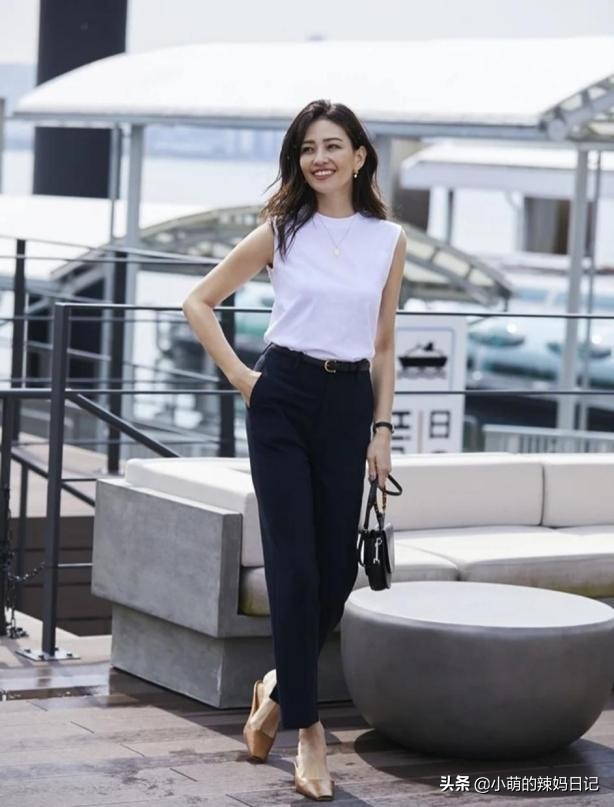 西装小脚直筒裤雪纺衫春夏,紧身裤搭配露肩衫洋气还清新减龄