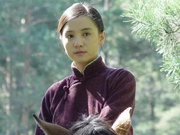 宋佳穿高级感西装,宋佳缎面西装搭皮鞋气场十足