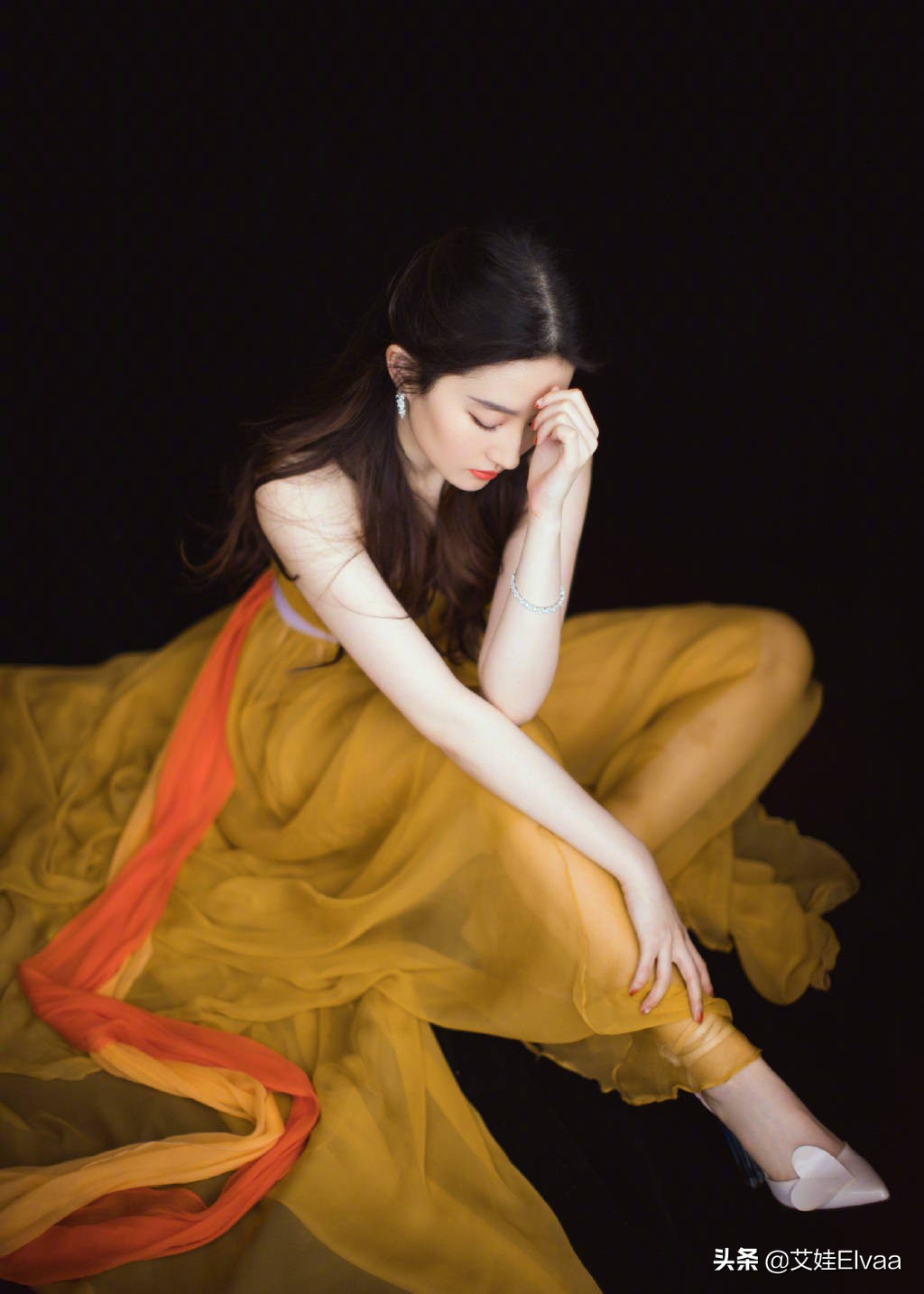 刘亦菲*服私**真是豪气，2万8包包配8700真丝围巾，光帽子我也买不起