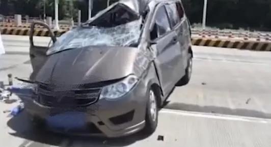 面包车刹车失灵冲向收费站？学会这几招关键时刻能保命