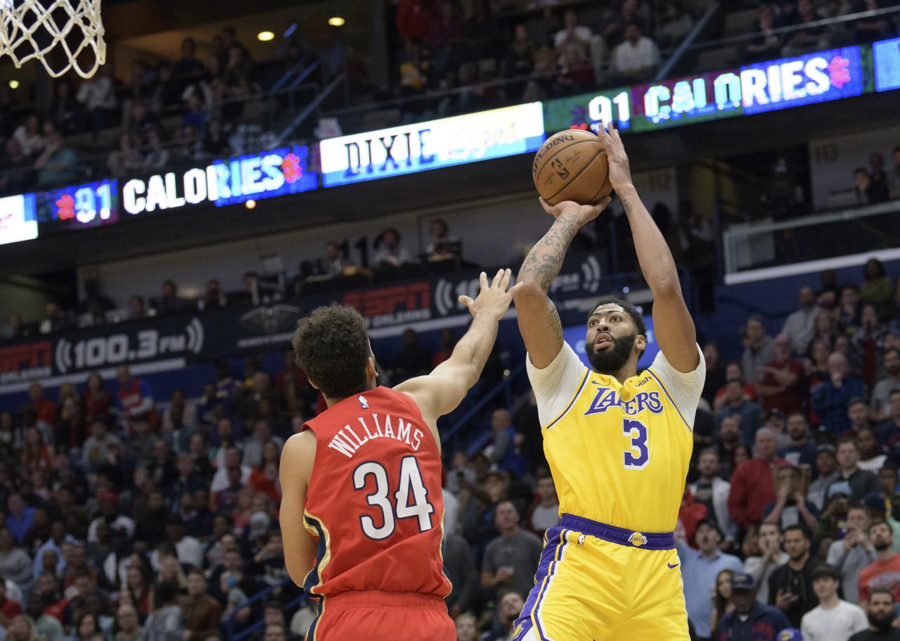 浓眉赛后与恩比德拥抱,鹈鹕状元锡安偶遇浓眉哥