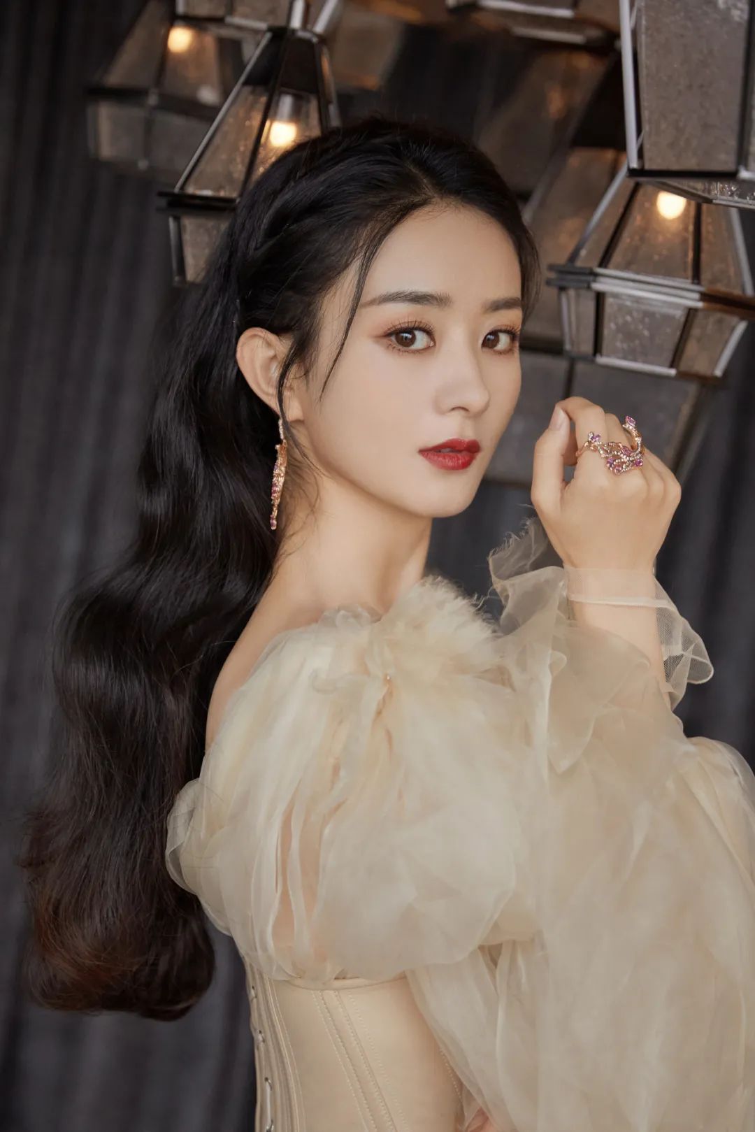 36岁圆脸扎什么发型减龄,胖圆脸适合的中长扎发教程