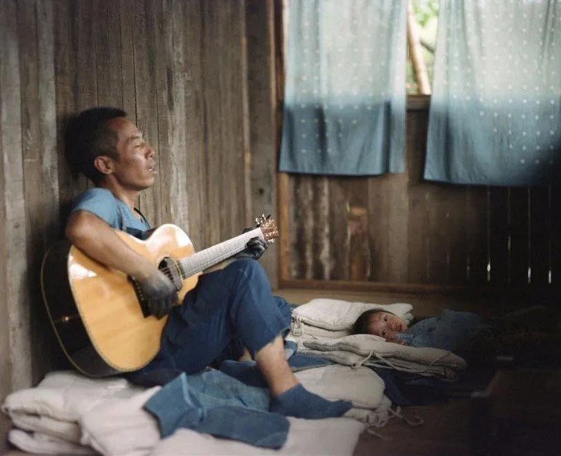 租下城郊200㎡小院，和陌生人一起生活5年：唱歌、染布、盖树屋