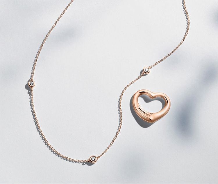 30多岁的女性戴怎样的首饰好看,20岁左右女生戴的金首饰推荐