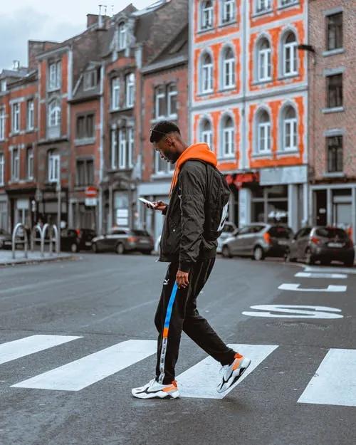 斑马线上的英文什么意思,斑马线上有人是什么标志