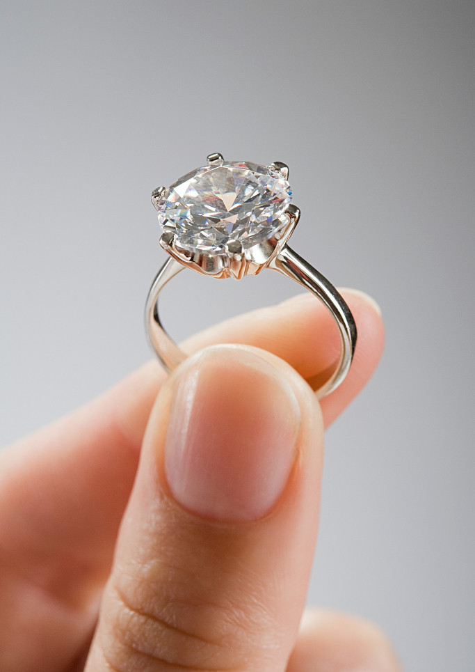 莫桑钻和钻石的真正区别,莫桑钻跟钻石目测区别在哪里