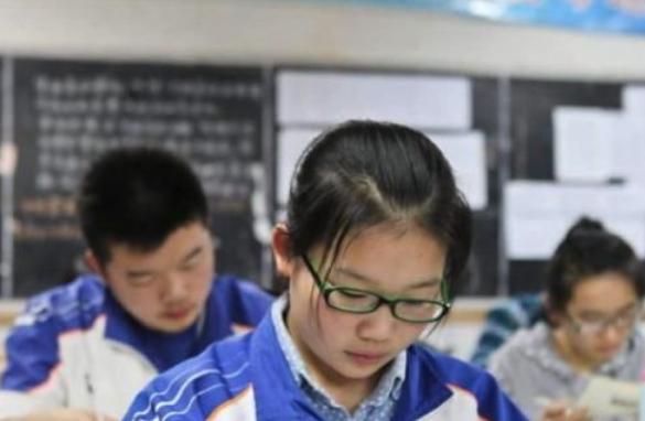 初中女生自认为很美的行为,初中女生自以为自己很漂亮的行为