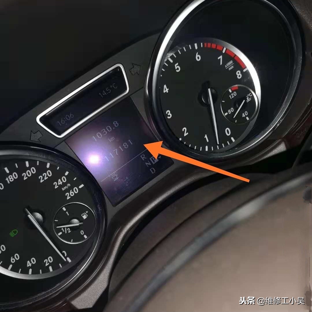 奔驰ml3507000公里烧机油,奔驰ml350渗油