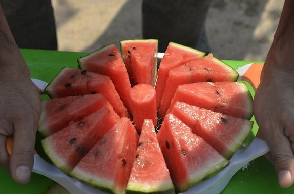 西瓜吃不完榨汁放冰箱,西瓜吃不完放冷冻