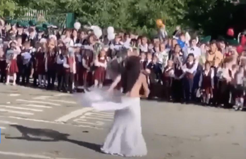 俄罗斯女教师跳芭蕾舞视频,俄女教师表演婴儿瑜伽