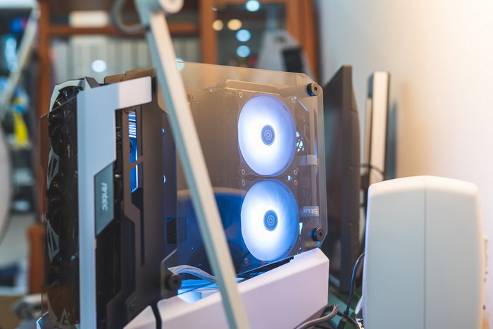 圣诞节前装一台白色雪花主机