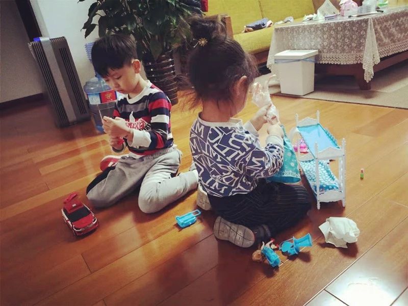 小孩喜欢勾腿是为什么,幼儿罗圈腿会自己好吗