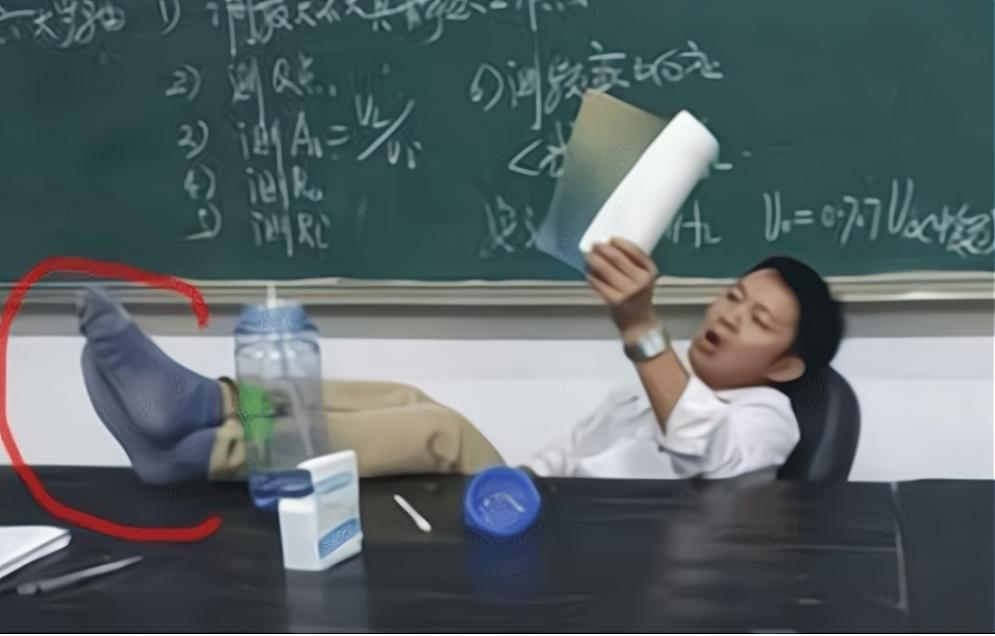 老师抓拍的学生搞怪瞬间,老师抓拍搞怪学生