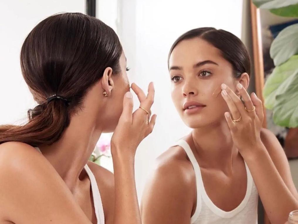 隔离霜和防晒霜哪个先擦脸比较好,先擦隔离霜还是先擦防晒霜素颜霜