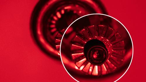 使用手机检测房间内针孔摄像头,男子住房发现针孔摄像头