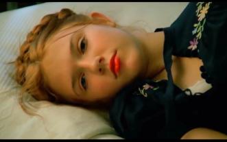 中年男子爱上早熟少女,禁忌之作震惊全美,深度解析《洛丽塔》