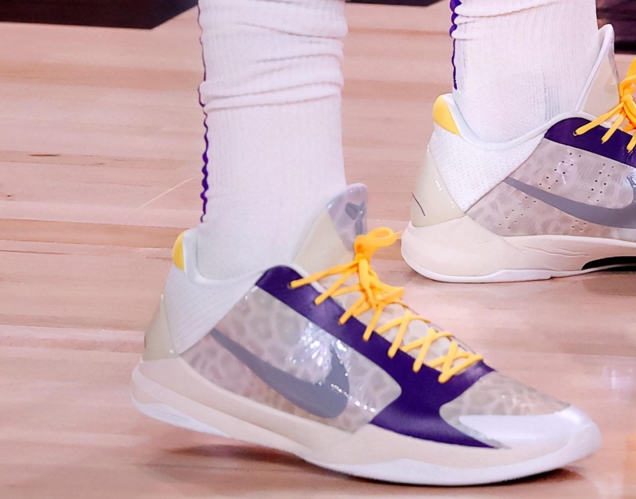 西决G4球员战靴:魔兽科比10,浓眉科比5,穆雷穿罗斯球鞋