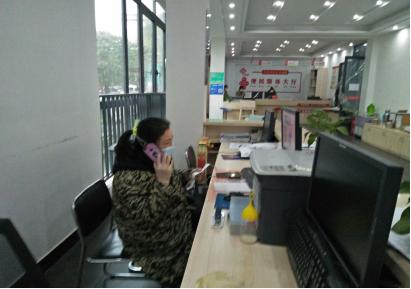 社区网格员疫情期间上门服务,桂花社区专职网格员