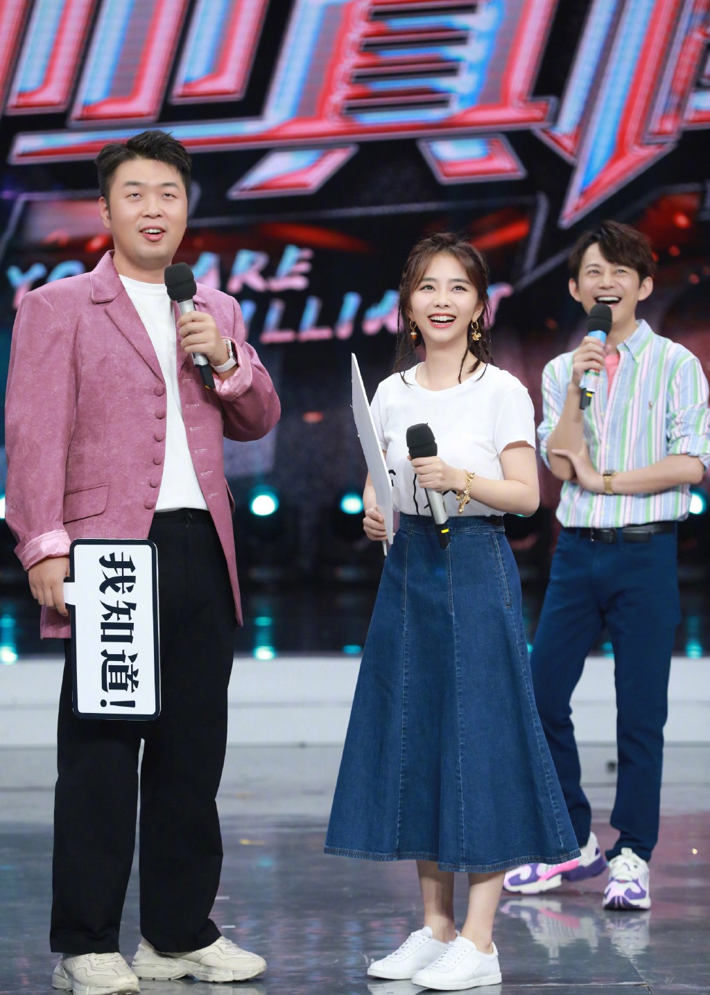 谭松韵黑白色卫衣,谭松韵橘色卫衣