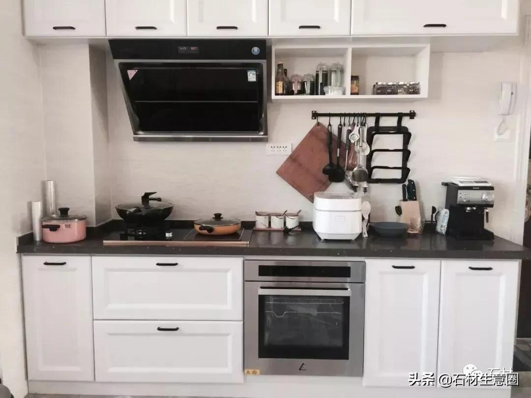 厨房灶台黑色白色柜子效果,黑灰色厨房灶台效果图