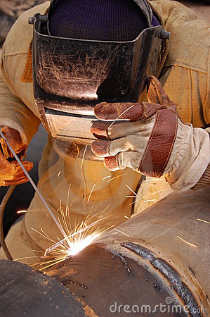 焊接防触电,夏季电焊作业防触电