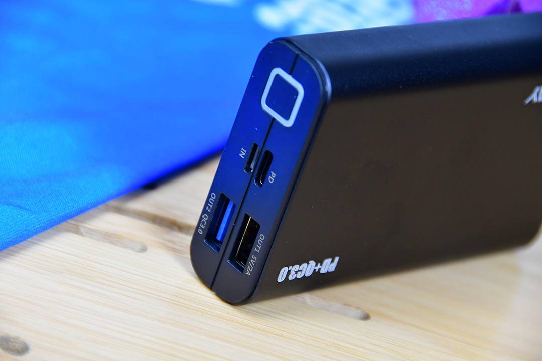 乔威自带双快充移动电源,乔威移动电源充电