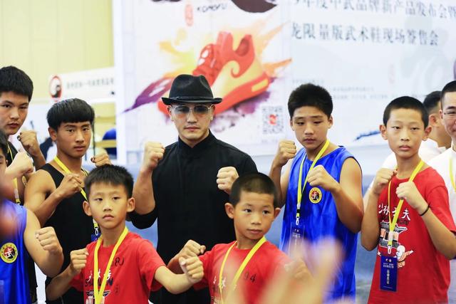 武僧一龙安慰李景亮,武僧一龙评价