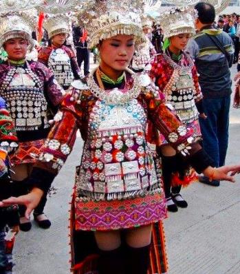 为什么现在女孩子都敢穿超短裙,女士今年流行超短裙