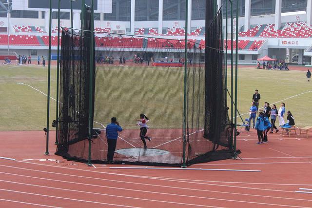 曹老集中学凌雅菊喜获市田径运动会铁饼冠军