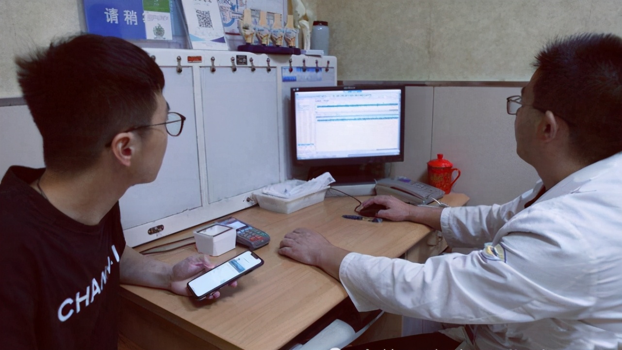 男子睾丸处经常潮湿痒是啥原因,男子睾丸痒该怎么办