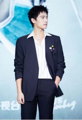 杨洋蒙奇奇发型,杨洋新造型视频