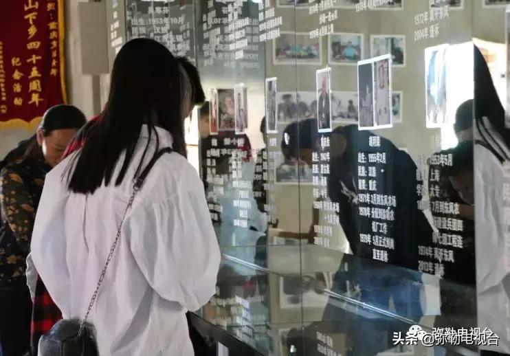 太热闹!弥勒花海、人海、车海、舞海...这些人上镜了!