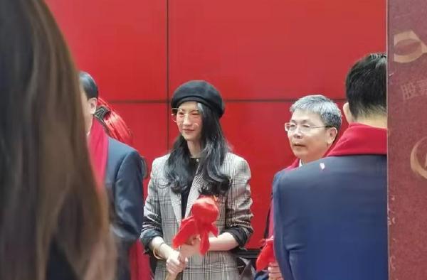 刘亦菲穿西服露出小蛮腰超有型,刘亦菲穿西装现身巴黎时装周