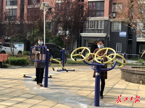 小区内80岁以上老人近四分之一，白玉山街北湖花园居民互助队为其申请健康码