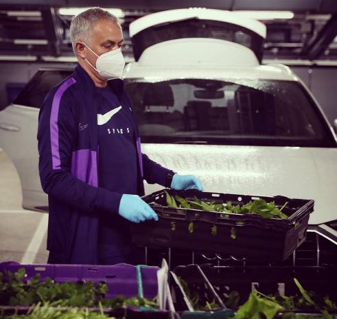 疫情期间化身搬运工，年轻人抛来崇敬眼神，这样的穆帅你怎能不爱