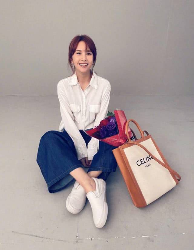 36岁杨丞琳童颜依旧！一身牛仔连体裤配泡面大波浪，减龄感十足