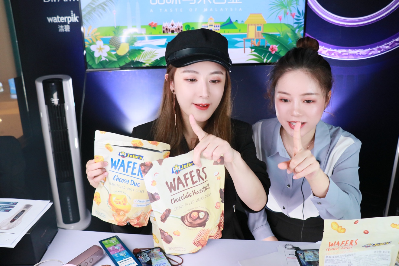 中国首秀!马来部长淘宝直播手劈榴莲,5分钟卖1000个