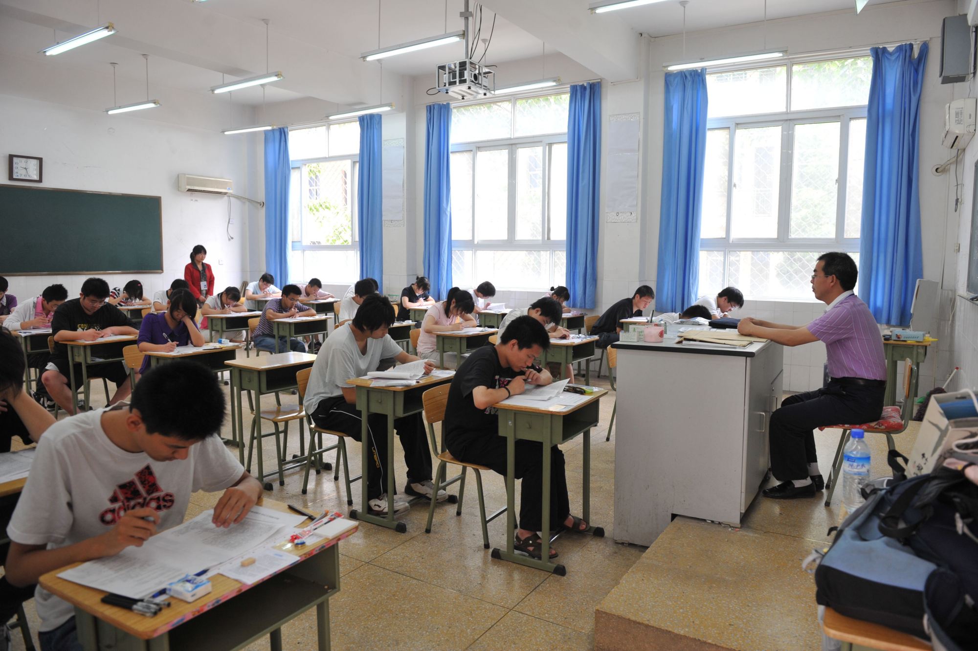 高考作弊对监考人员有什么后果,高考有违规监考老师会提醒吗