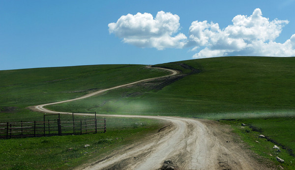 六月底的伊犁雪山,5月的伊犁草原
