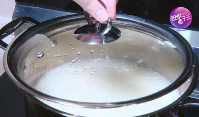 熬粥总是溢锅看这里帮你解决,煮米粥总是溢锅怎么办