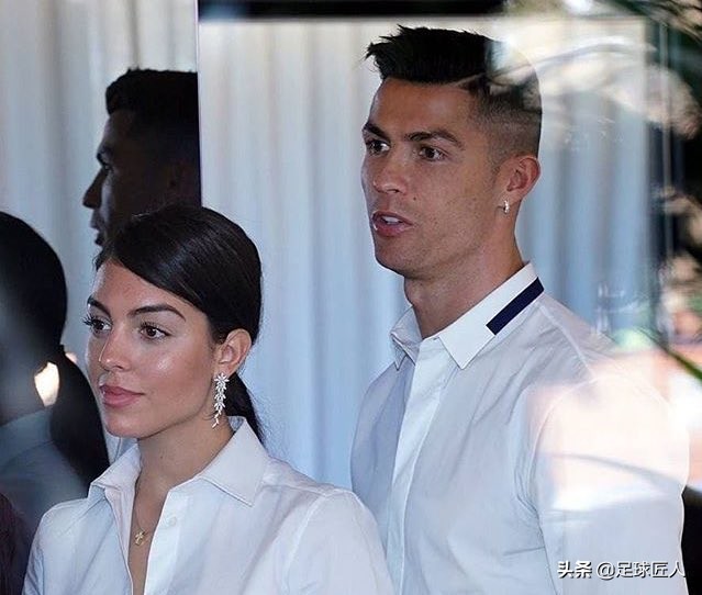 C罗女友乔治娜晒健身照，劈叉展示柔韧性，这身材真完美