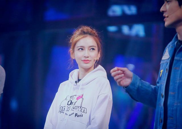 这件卫衣让你整个冬季走路带风,杨超越、宋祖儿都被种草了