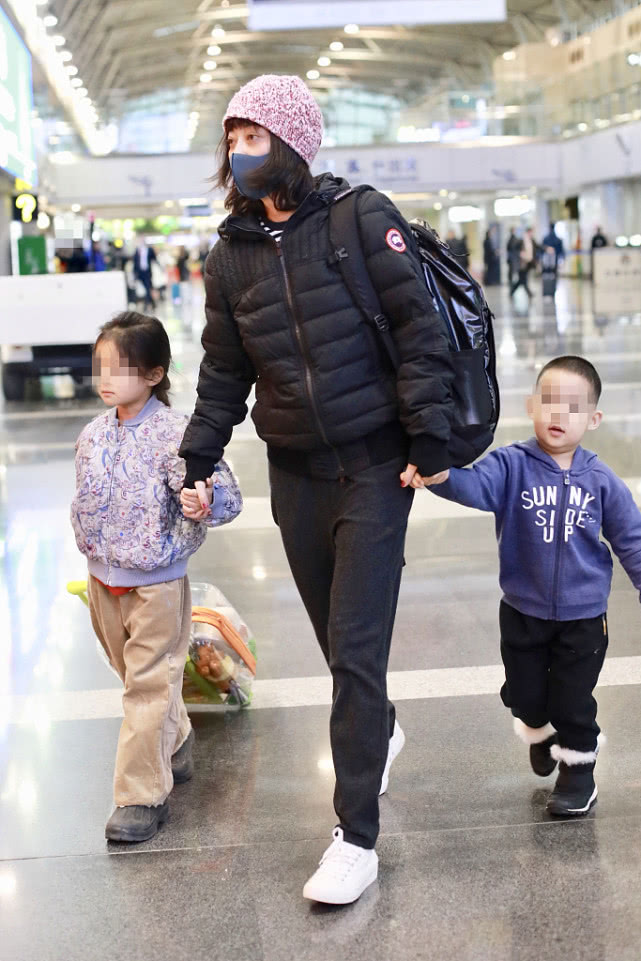 梅婷带孩子走机场,48岁梅婷黑色羽绒服配打底裤