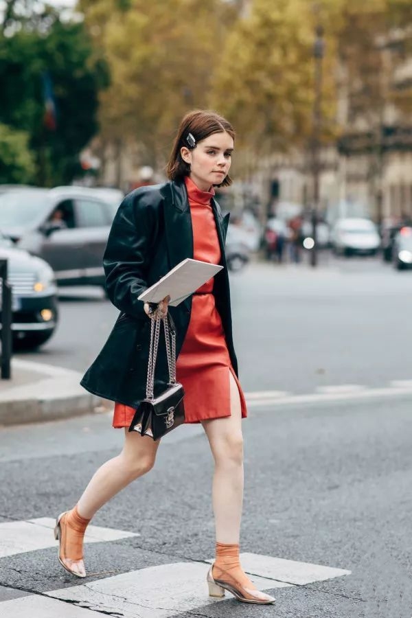 做塑料衣服的小女生,用塑料做女生手工