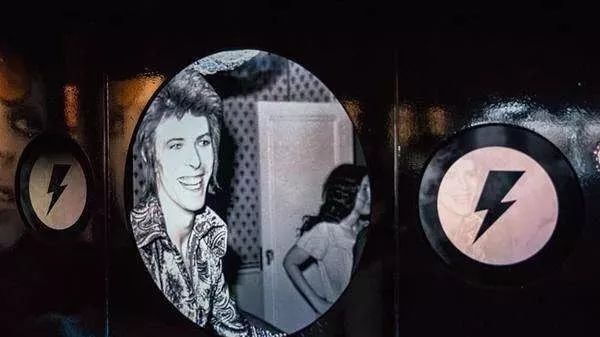 摇滚、坎普、Kaws：狂野又优雅的七月看展指南